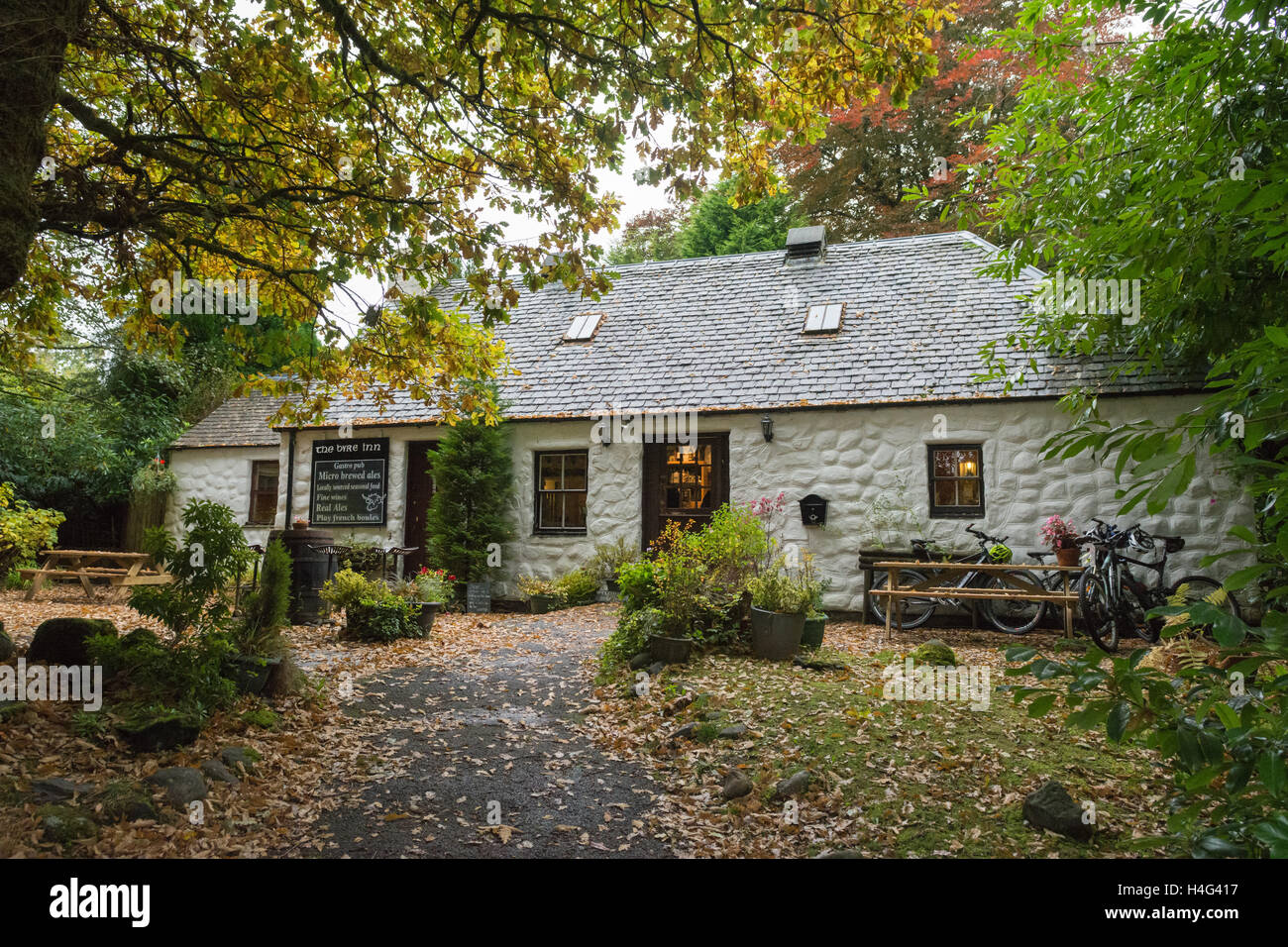 Pub rural en Ecosse - the Byre Inn, Brig O'Turk, Nr Callander, Trossachs, l'Ecosse - un chemin historique, à l'origine une étable pub Banque D'Images