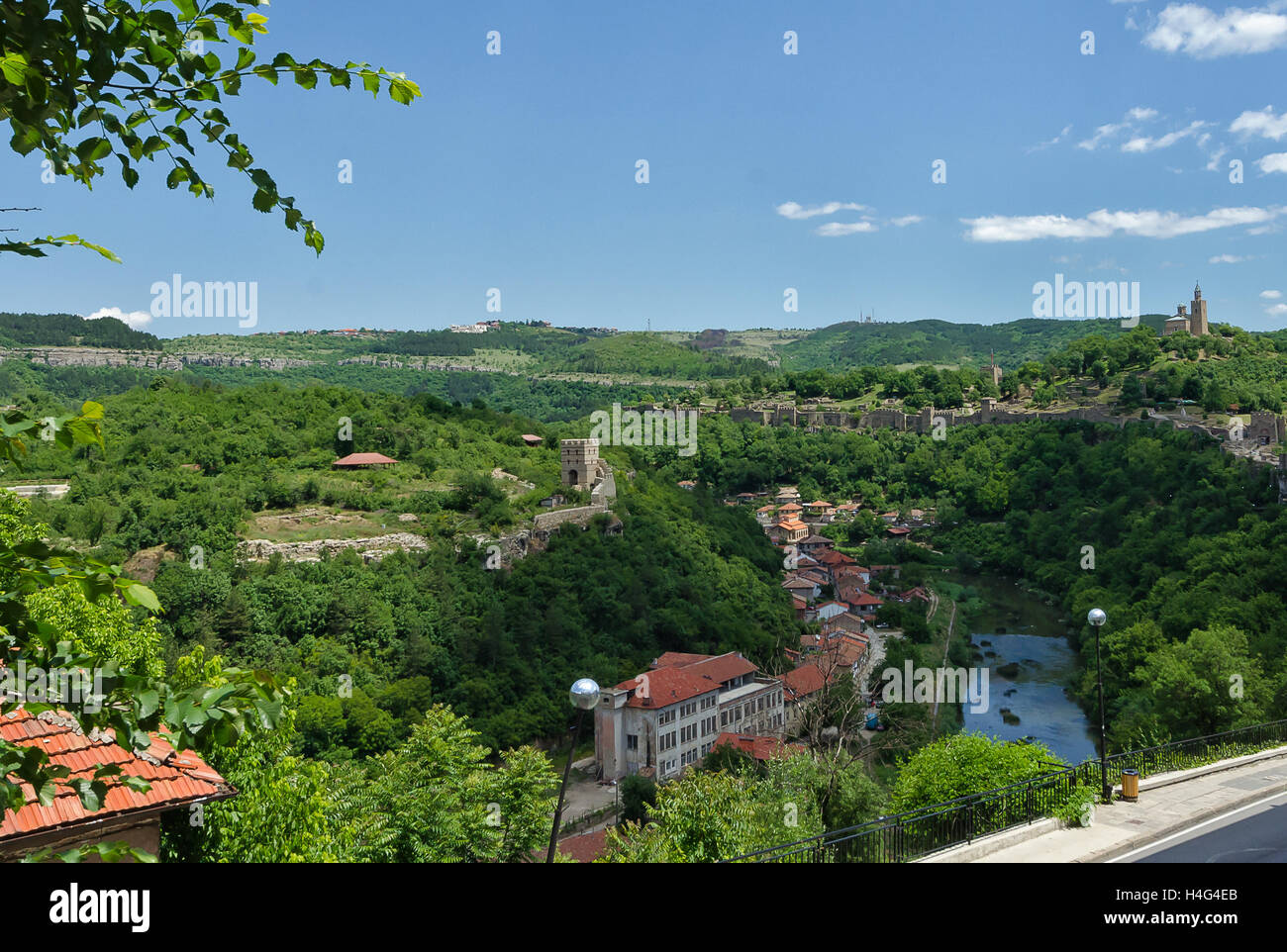 Veliko Tarnovo. Voir de vieux murs sur Trapesitsa forteresse Tsarevets et hils Banque D'Images