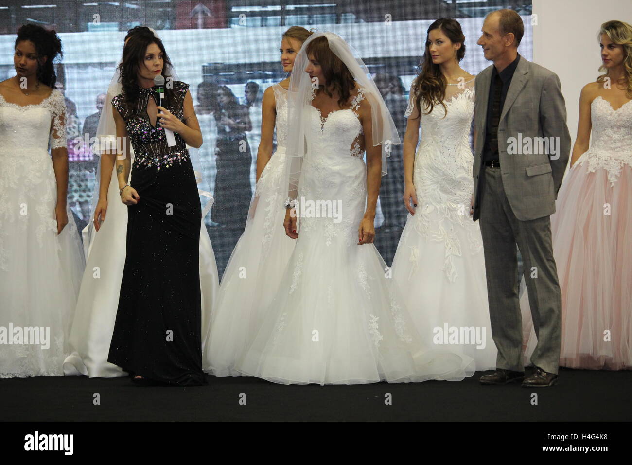 Bologne, Italie - 15 octobre 2016 : Ancien membre du parlement italien, actrice et activiste politique transgenre Vladimir Luxuria portant un bustier robe blanche à la cérémonie d'ouverture de la deuxième Gay Wedding Expo qui se tient à la foire de Bologne. Dino/Geromella Crédit : Alamy Live News Banque D'Images