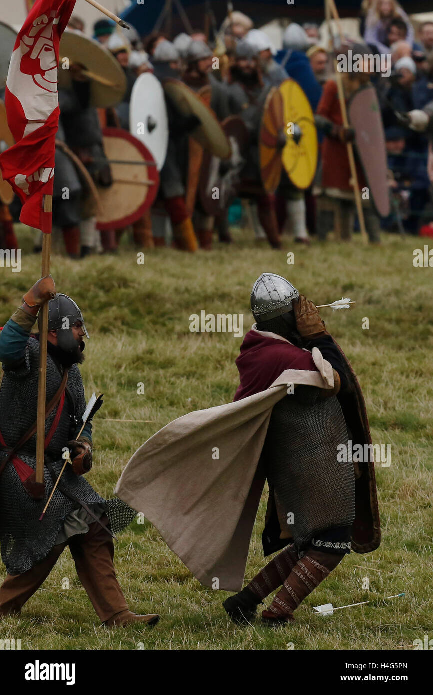 Battle, East Sussex, UK. 15 octobre, 2016. A la reconstitution médiévale, jouant le Roi Harold agit au moment où il est frappé dans l'oeil par une flèche, au cours d'une reconstitution de la bataille de Hastings pour le 950ème anniversaire de l'attaque sur le site de la bataille d'origine à la bataille, près de Hastings dans l'East Sussex, UK, Samedi 15 Octobre, 2016. William d'Normdany, connu plus tard sous le nom de Guillaume le Conquérant a défait le Roi Harold lorsqu'il a été abattu par l'œil avec une flèche le 14 octobre 1066. Credit : Luke MacGregor/Alamy Live News Banque D'Images