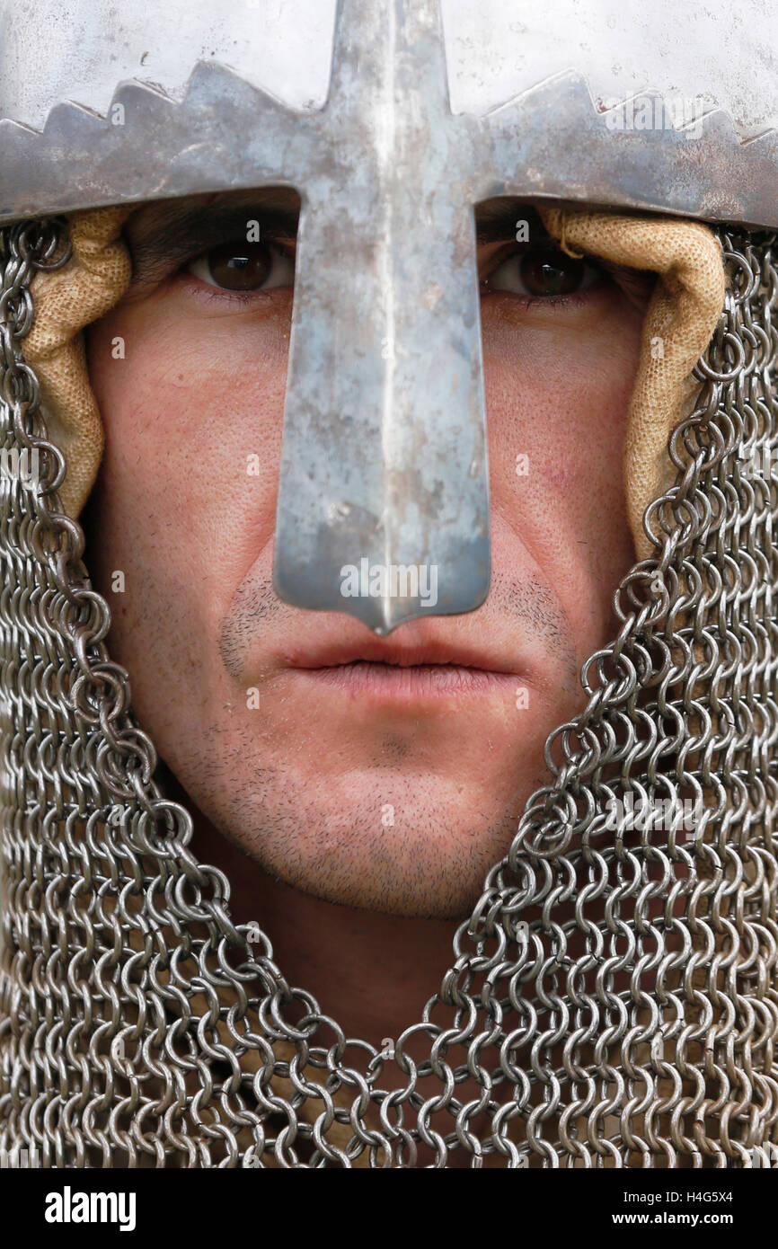 Battle, East Sussex, UK. 15 octobre, 2016. Un de reconstitution historique vêtu comme un soldat Norman se prépare à adopter de nouveau la bataille de Hastings pour le 950ème anniversaire de l'attaque sur le site de la bataille d'origine à la bataille, près de Hastings dans l'East Sussex, UK, Samedi 15 Octobre, 2016. William d'Normdany, connu plus tard sous le nom de Guillaume le Conquérant a défait le Roi Harold lorsqu'il a été abattu par l'œil avec une flèche le 14 octobre 1066. Credit : Luke MacGregor/Alamy Live News Banque D'Images
