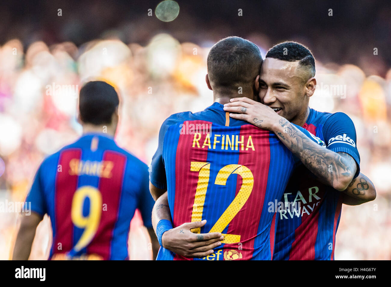 Barcelone, Catalogne, Espagne. 15 Oct, 2016. FC Barcelone NEYMAR avant JR. félicite le milieu de terrain du FC Barcelone RAFINHA pour son deuxième but dans la ligue BBVA match entre le FC Barcelone et le Deportivo La Corogne au Camp Nou à Barcelone Crédit : Matthias Rickenbach/ZUMA/Alamy Fil Live News Banque D'Images