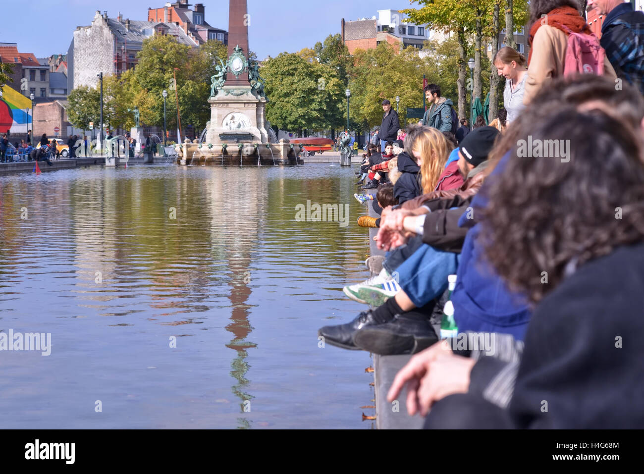Bruxelles, Belgique. 15 octobre, 2016. Les gens jouent avec des modèles de bateaux à voile pendant l'événement de divertissement public en secteur Saint Vismet Cath Sur Mer le 15 octobre 2016 à Bruxelles, Belgique. Credit : Skyfish/Alamy Live News Banque D'Images