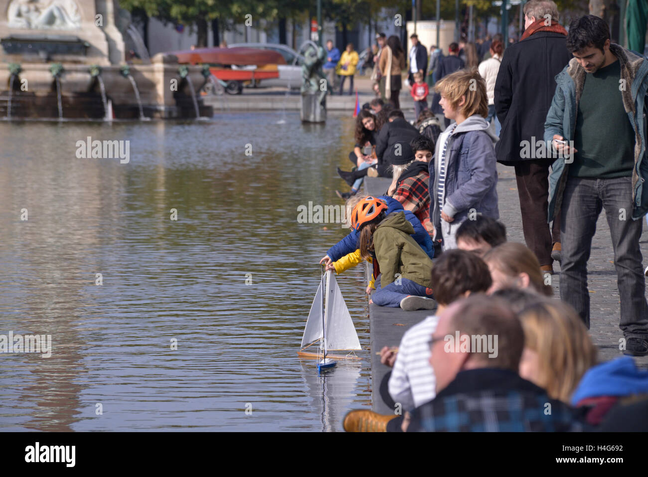 Bruxelles, Belgique. 15 octobre, 2016. Les gens jouent avec des modèles de bateaux à voile pendant l'événement de divertissement public en secteur Saint Vismet Cath Sur Mer le 15 octobre 2016 à Bruxelles, Belgique : Crédit Skyfish/Alamy Live News Banque D'Images