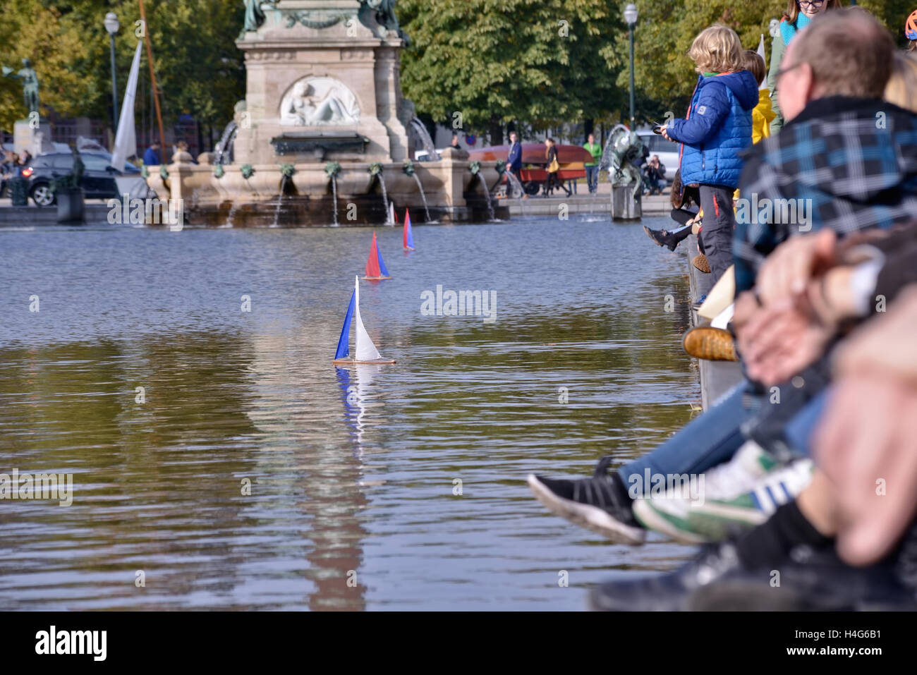 Bruxelles, Belgique. 15 octobre, 2016. Les gens jouent avec des modèles de bateaux à voile pendant l'événement de divertissement public en secteur Saint Vismet Cath Sur Mer le 15 octobre 2016 à Bruxelles, Belgique. Credit : Skyfish/Alamy Live News Banque D'Images