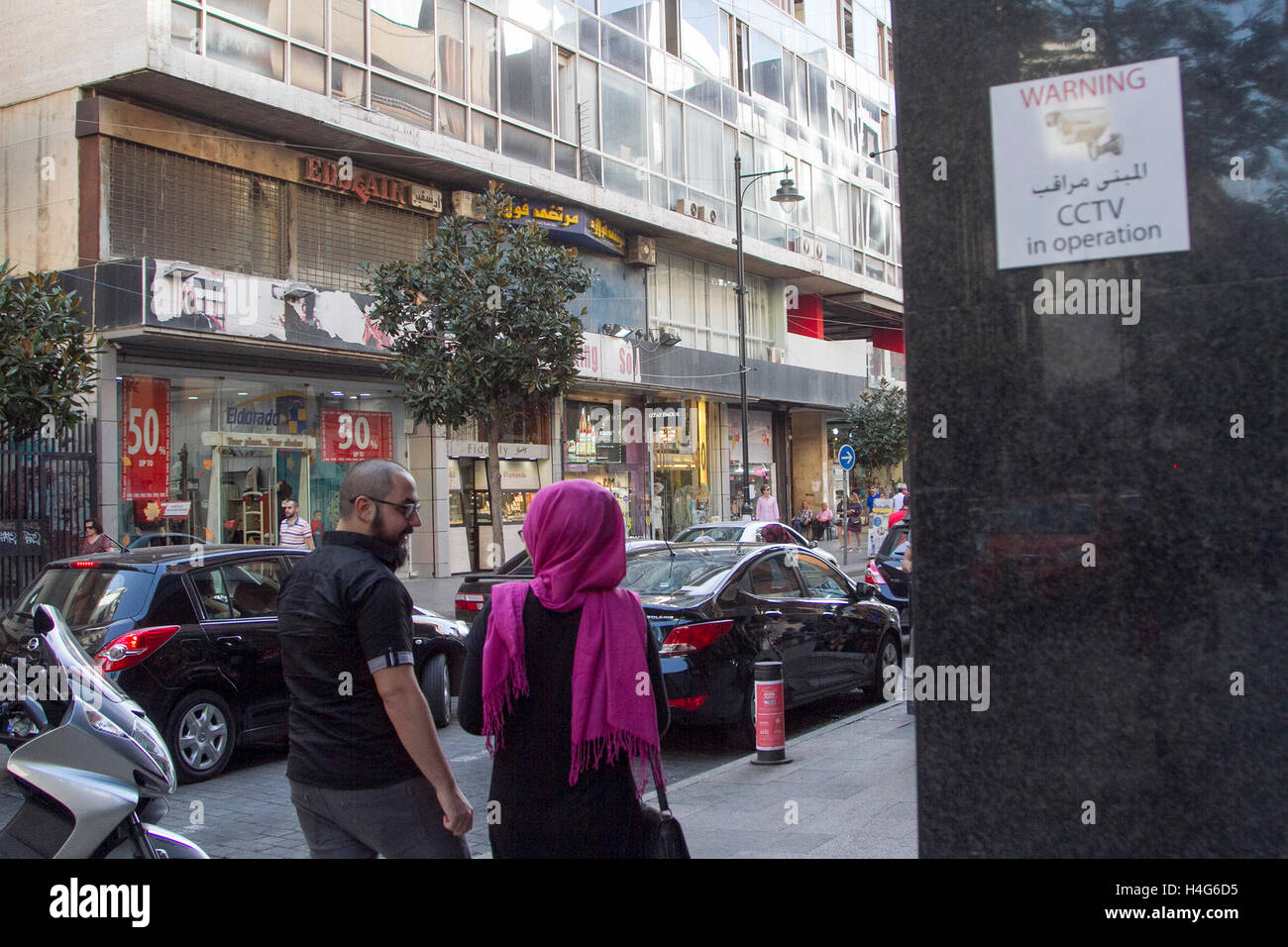 Beyrouth, Liban. 15 octobre 2016. Beyrouth Hamra Street une fois reconnu comme l'épicentre culturel de Beyrouth qui a gagné une réputation comme un lieu de rencontre pour les intellectuels arabes et ceux qui s'opposent à l'arabe officiel systèmes dictatoriaux qui devint également journalistes libanais et arabes, les politiciens et les artistes a disspareared. Que les libanais ont commencé à changer les habitudes de consommation, au lieu de restauration cafés intellectuels de fast-food, cafés a pris le relais, répondant aux besoins d'une diminution du niveau de vie et l'accélération du rythme de vie. Credit : amer ghazzal/Alamy Live News Banque D'Images