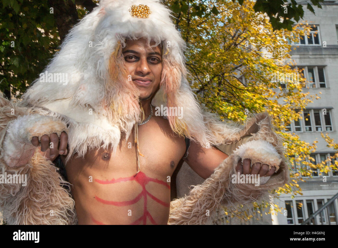 Partie de singe de la partie humaine, Hanuman, le singe puissant est un personnage central dans l'épopée hindoue Ramayana, Divine vanara (singe) compagnon des personnages zoomorphes dans la mythologie indienne à la Dashehra Diwali Mela 11th annuelle tenue sur la place Albert. Ce festival très populaire tombe le 10th jour de la lune de cire pendant le mois hindou d'Ashvin. Lord RAM, le héros de la grande épopée hindoue Ramayan, a tué le roi démon de 10 têtes Ravan, qui avait enlevé la femme de Lord RAM, Sita. On croit que le frère de Lord RAM, Lakshman, et une armée de singes, ont mené une bataille colossale qui a duré 10 jours. Banque D'Images