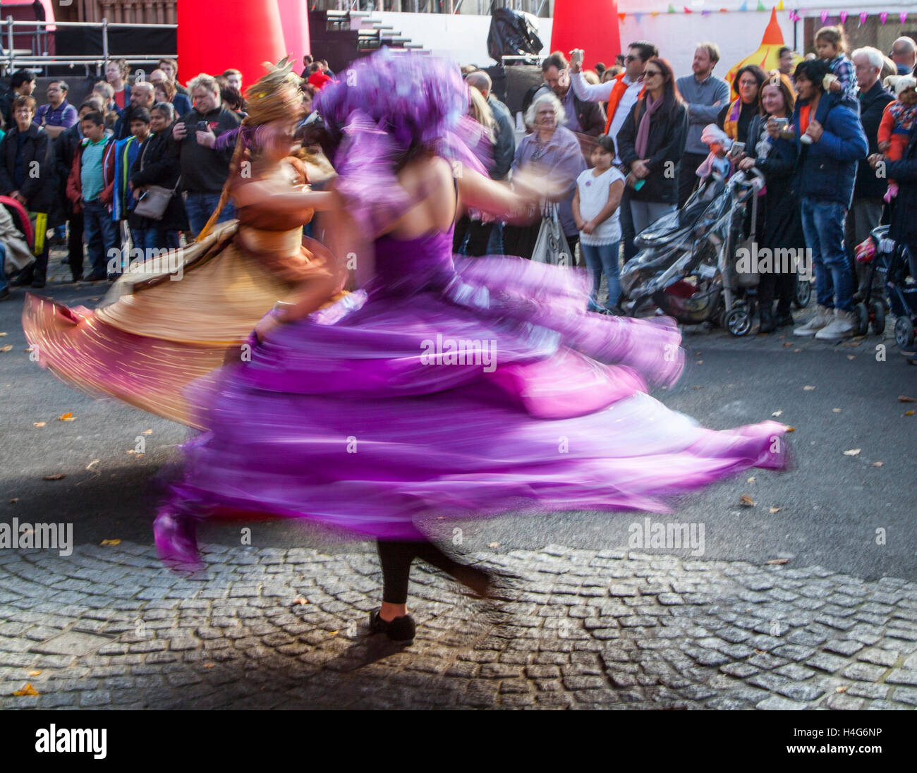 Hors focale danseurs dans Manchester. Bheega Bheega comme Sita à la 11e assemblée annuelle tenue à Diwali Mela Dashehra Albert Square. Ce festival de danse très populaire tombe le 10e jour de la lune croissante au cours de la mois hindou d'Ashvin (vers le mois de septembre ou octobre). Seigneur Ram, le héros de la grande épopée Hindoue, Ramayan, tués le 10 roi démon Ravan à tête, qui avait enlevé la femme du Seigneur Ram, Sita. On croit que le Seigneur Ram frère Lakshman, avec une armée de singes, ont livré une bataille colossale qui a duré 10 jours. Seigneur Ram tué le mal Ravan le 10e jour. Banque D'Images