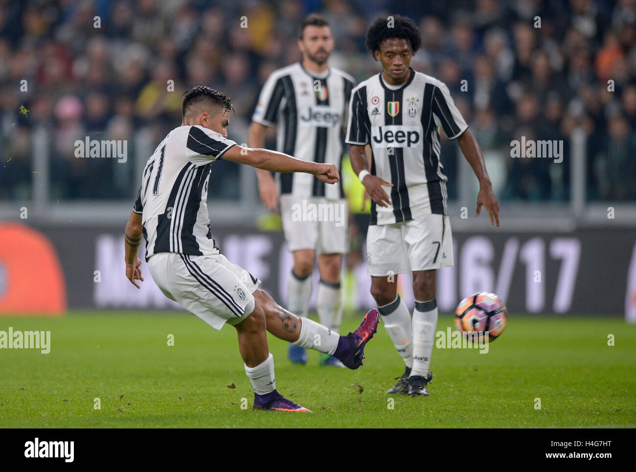 Turin Italie 15 Octobre 16 Paulo Dybala Gauche De La Juventus Fc Marque Sur Coup Franc Lors De La Serie D Un Match De Football Entre La Juventus Et L Udinese Calcio Credit