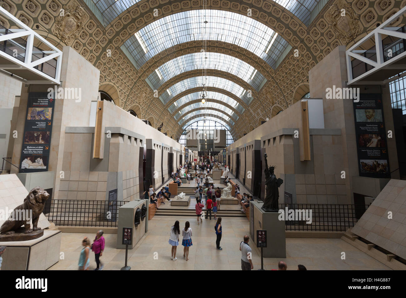 PARIS, FRANCE - 12 août 2016- Les visiteurs du Musée d'Orsay à Paris. Situé dans l'ancienne gare d'Orsay gare, le musée possède la plus grande collection de peintures impressionnistes du monde. Banque D'Images