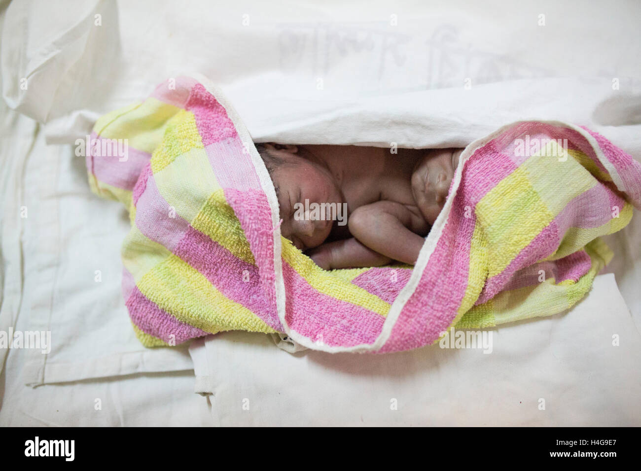 Dhaka, Bangladesh. 15 octobre, 2016. Les parents auraient abandonné les jumeaux siamois au Dhaka Medical College Hospital à Dhaka, Bangladesh, le 15 octobre 2016. DMCH (Dhaka Medical College Hospital) Directeur adjoint Khaja Abdul Gafursaid, 'Les enfants, avec deux têtes, quatre mains et deux jambes, sont nés dans une clinique inconnue à Dhaka et ont été prises pour l'DMCH vendredi soir. Plus tard, leurs parents ont fui en laissant les jumeaux à l'enfant ward." Crédit : zakir Hossain Chowdhury zakir/Alamy Live News Banque D'Images