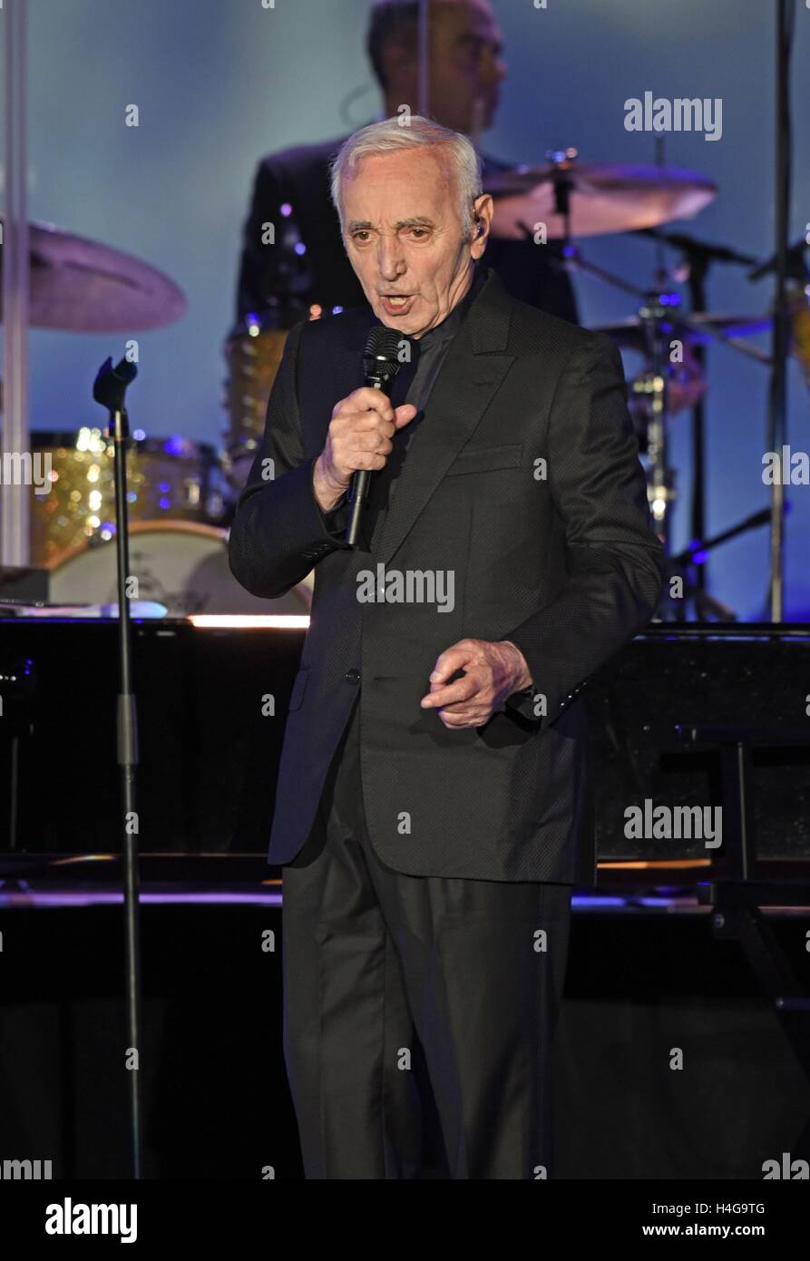 New York, NY, USA. 15 Oct, 2016. En présence de Charles Aznavour Charles Aznavour : pour une nuit seulement, le théâtre au Madison Square Garden, New York, NY Le 15 octobre, 2016. © Derek Storm/Everett Collection/Alamy Live News Banque D'Images