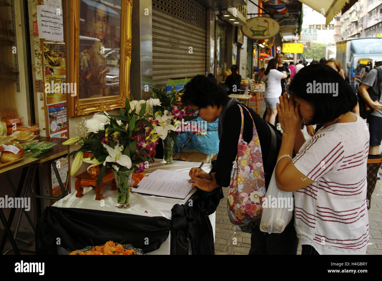 16 octobre 2016 - Le livre de condoléances est mis en place à l'extérieur de l'épicerie locale thaïlandaise à Kowloon City où plus grande concentration de communauté thaïlandaise vivre et travailler à Hong Kong. La fin du genre de la Thaïlande, Bhumibol Adulyadej est décédé le 13 octobre 2016, à l'âge de 88 après régnant sur Uni pendant 70 ans. Oct 16, 2016. Hong Kong. Liau Chung Ren/ZUMA (Image Crédit : © Liau Chung Ren via Zuma sur le fil) Banque D'Images