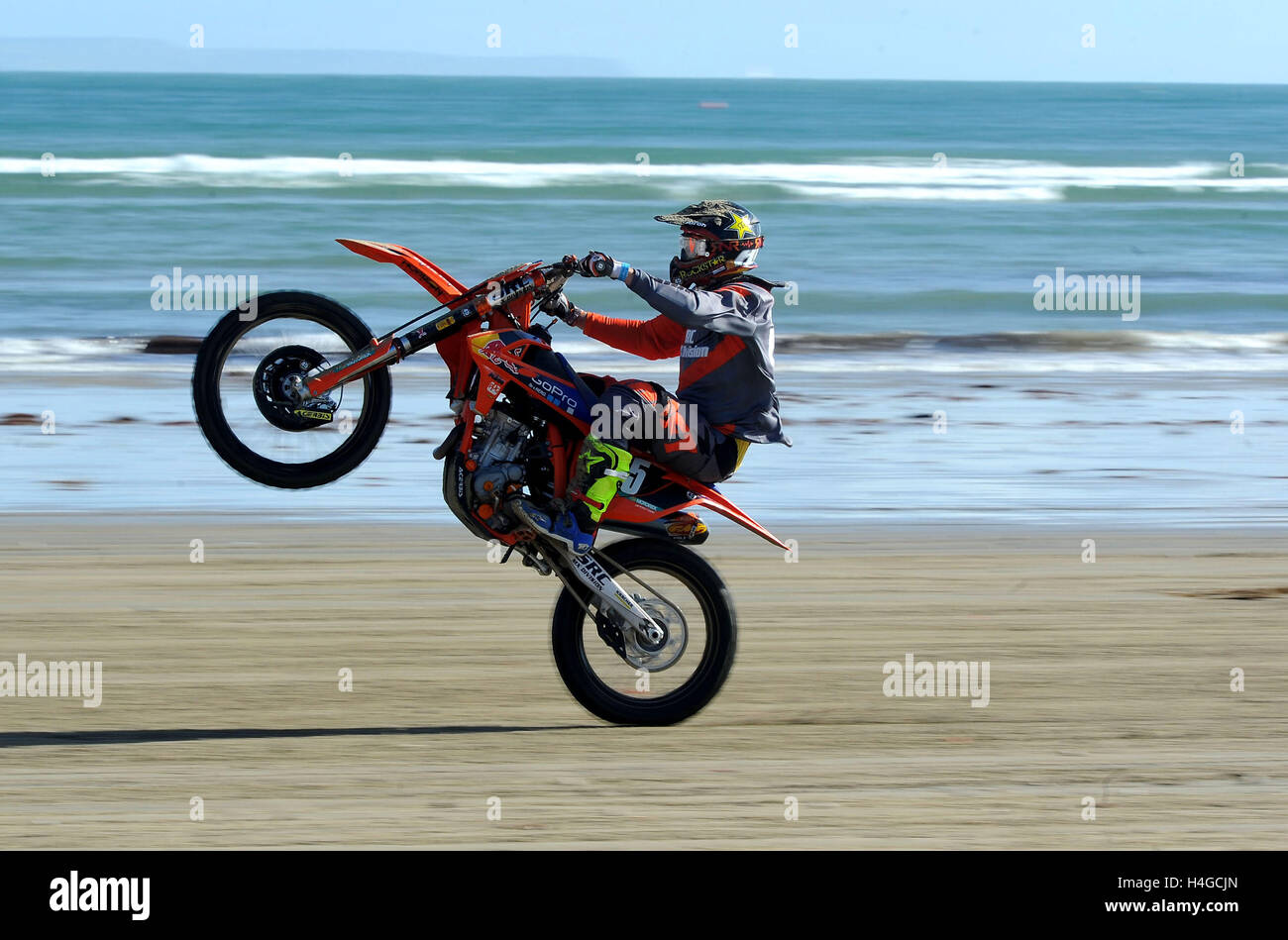 Motocross 'Beach' 'plage' racing Motocross, Motocross rider effectuant un  wheelie Photo Stock - Alamy