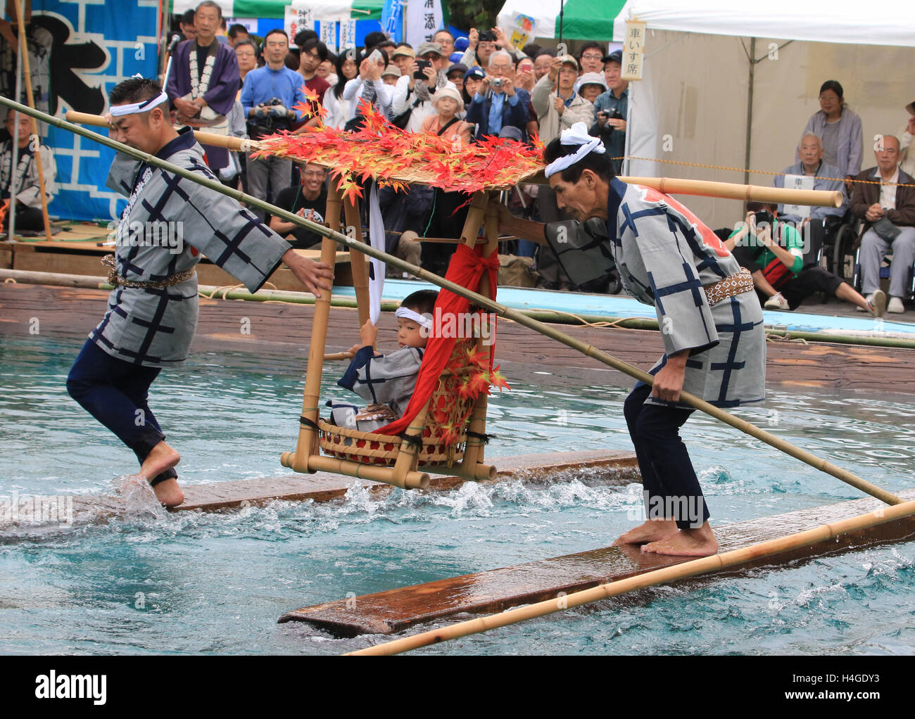 Octobre 16, 2016, Tokyo, Japon - Draveurs, membres de la 'kakunori' Kiba Preservation Society, effectuer une cascade sur place flottante sciages grumes lors d'un festival à Tokyo le dimanche, Octobre 16, 2016. La voltige a été dérivé de bûcherons travail quotidien durant la période Edo (1603-1868), lorsqu'ils ont fait feu avec des radeaux-hameçons dans leurs mains debout sur rondins flottants. (Photo par Yoshio Tsunoda/AFLO) LWX -CDA -- Banque D'Images