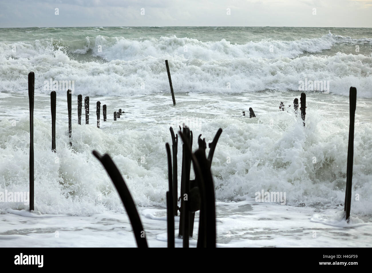 Newhaven, East Sussex, UK. 16 octobre 2016. Mer Déchaînée et les vagues s'écraser sur la défense de la mer à Newhaven, East Sussex. Credit : Julia Gavin UK/Alamy Live News Banque D'Images