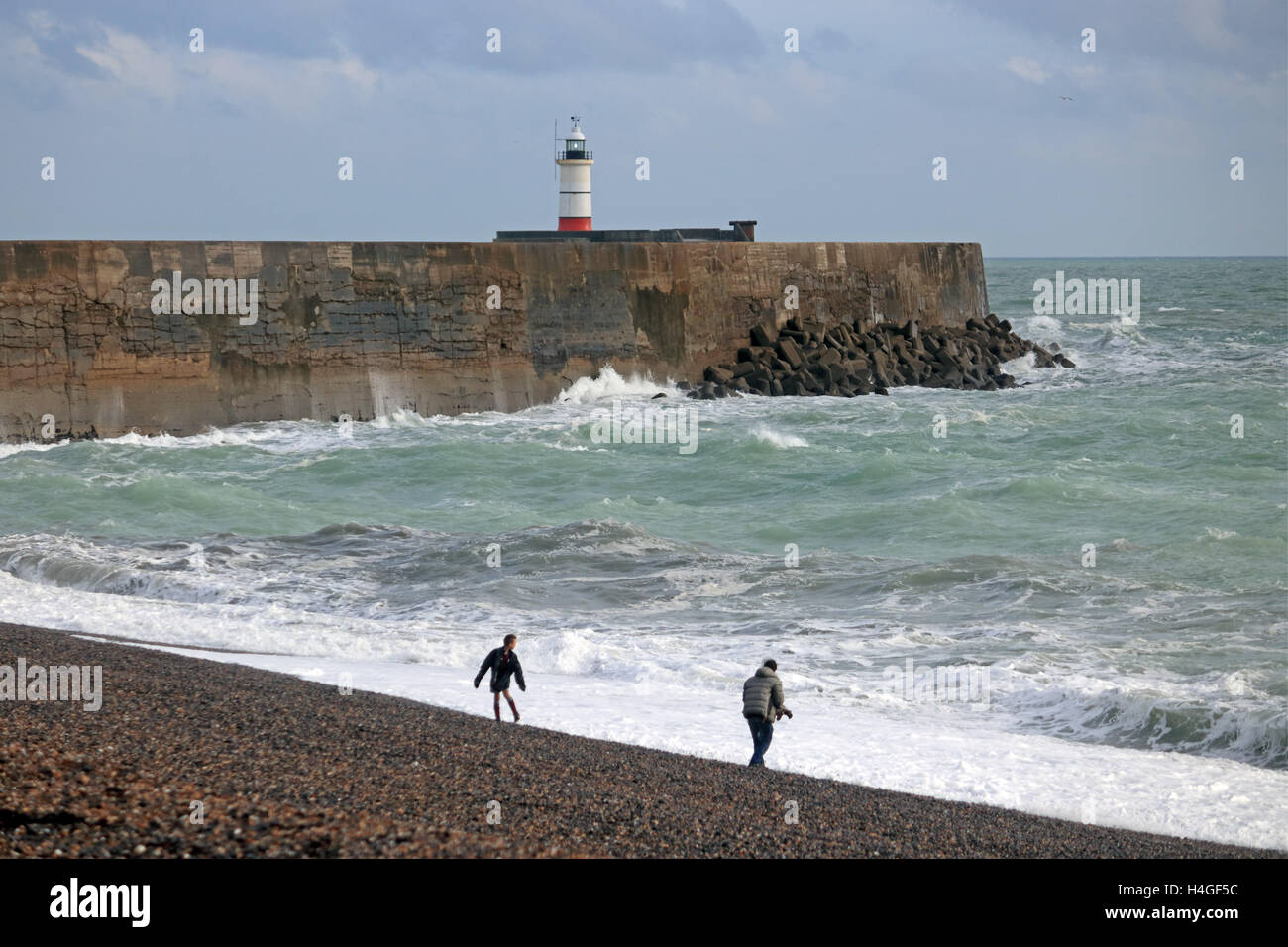 Newhaven, East Sussex, UK. 16 octobre 2016. Mer Déchaînée et les vagues se briser sur le mur du port de Newhaven, East Sussex. Credit : Julia Gavin UK/Alamy Live News Banque D'Images