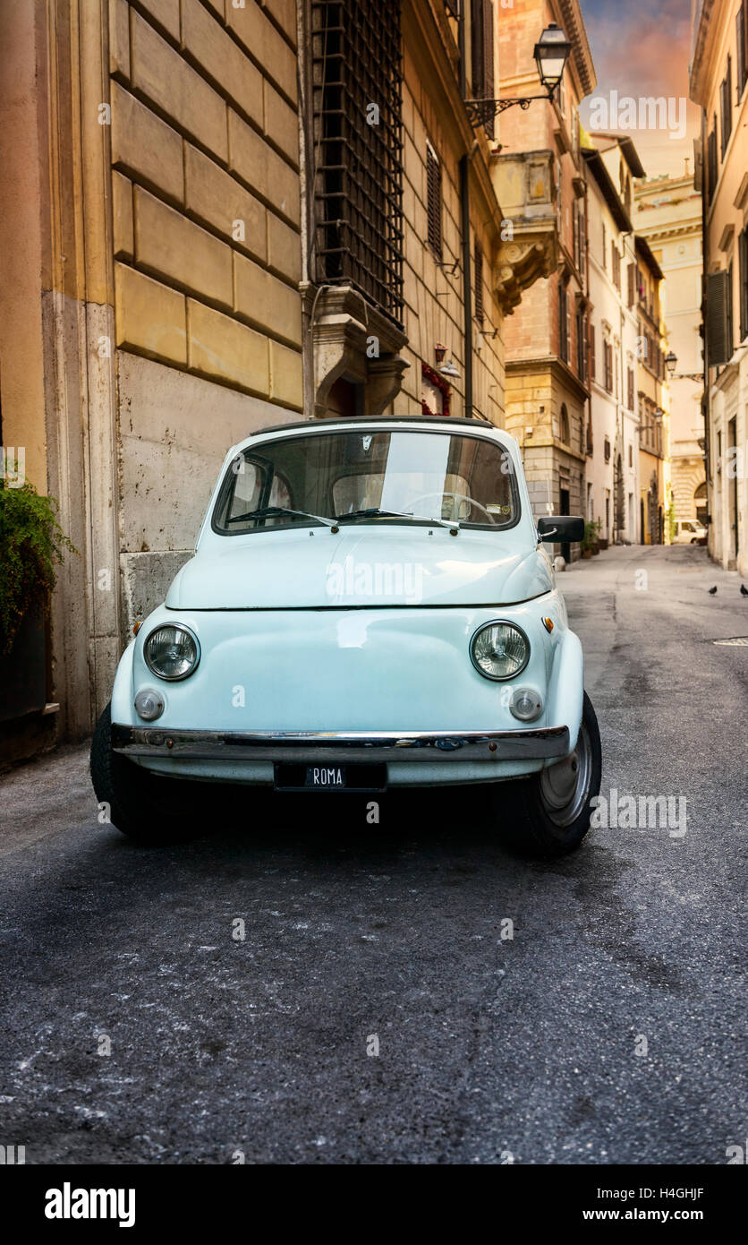 Vintage car sur la rue de Rome. Vue sur la rue de la vieille ville de Rome. Vintage véhicule stationné sur la rue de Rome. Banque D'Images