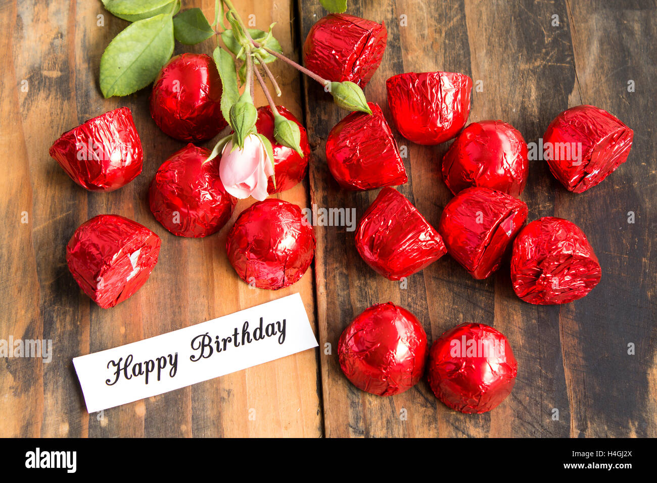 Joyeux Anniversaire Carte avec Pralines et Rose. Banque D'Images