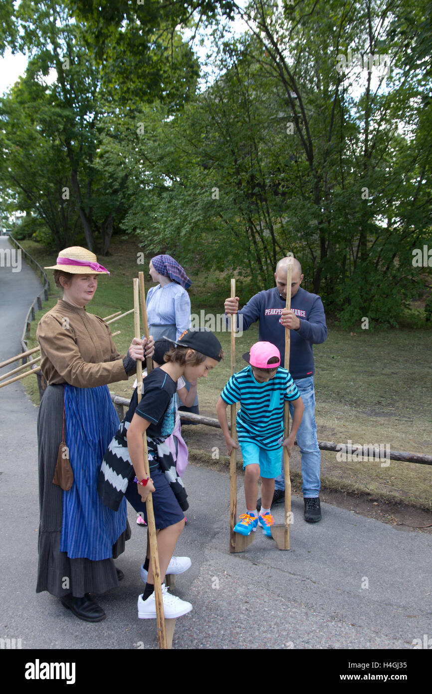 À Skansen, le plus ancien musée en plein air, des interprètes en costume d'époque peindre une image de la vie traditionnelle en Suède Banque D'Images