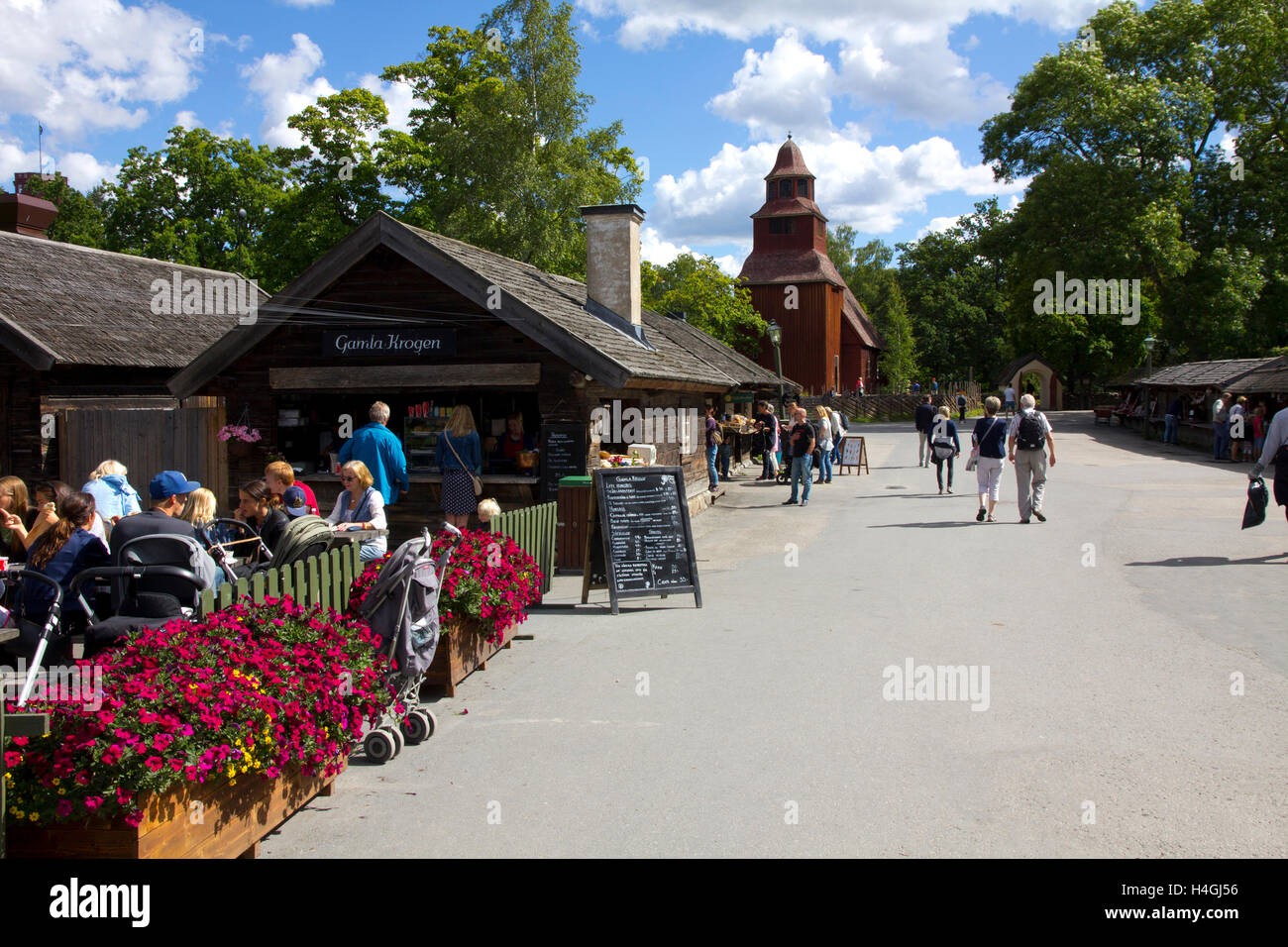 Les visiteurs se promener sur les terrains de Skansen, le premier musée en plein air et un des sites touristiques les plus populaires de Stockholm. Banque D'Images