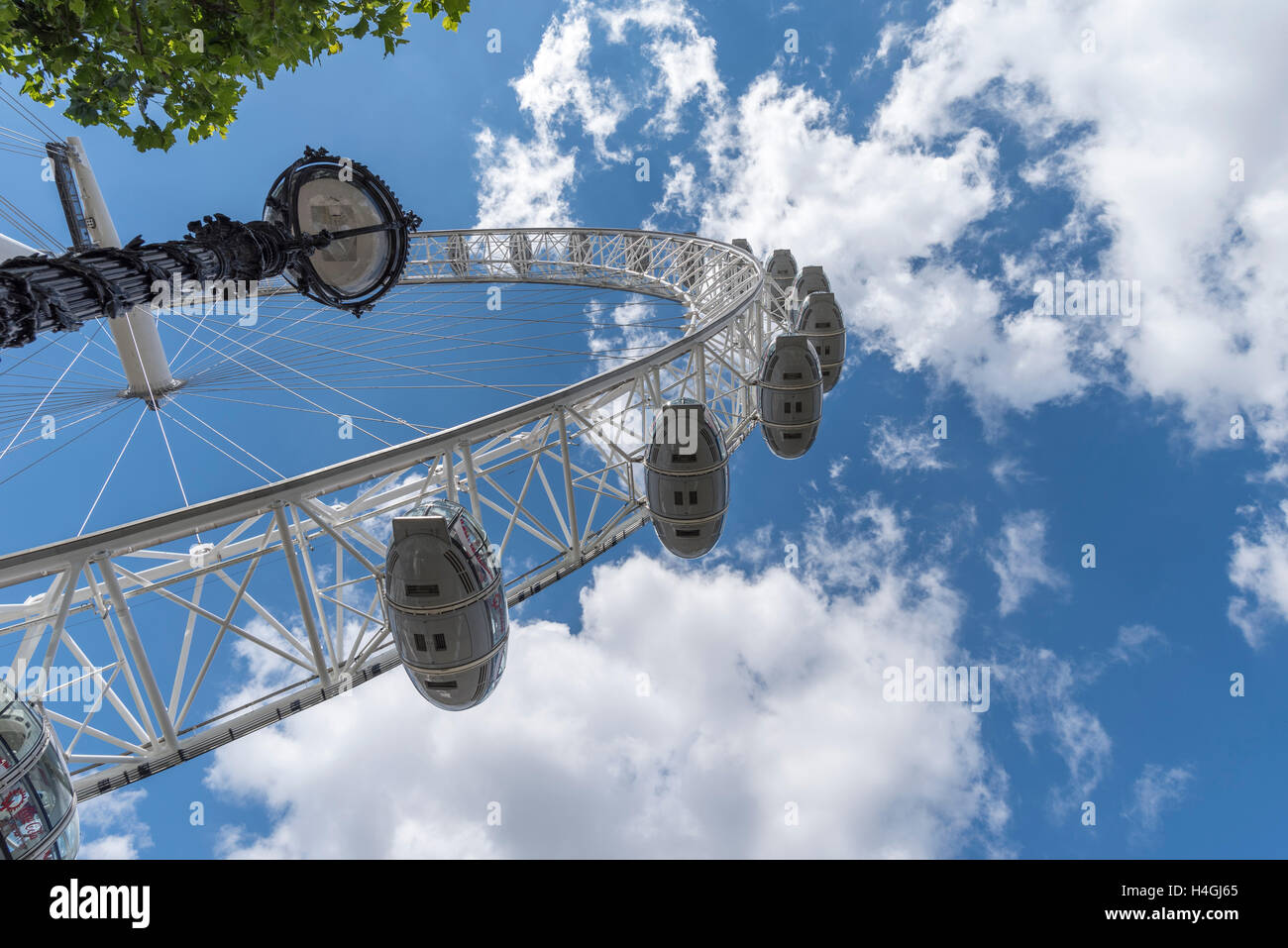 Le London Eye Vue de dessous avec un lampadaire Southbank visible Banque D'Images