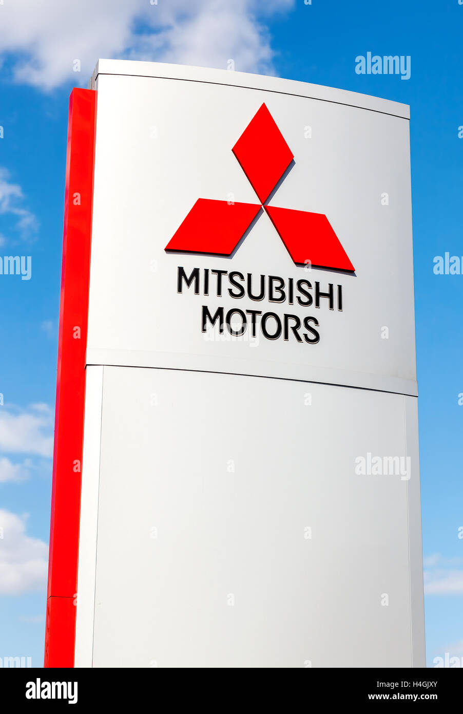 Mitsubishi logo sur une affiche à l'extérieur de la voiture ou de l'automobile concessionnaire contre le ciel bleu Banque D'Images