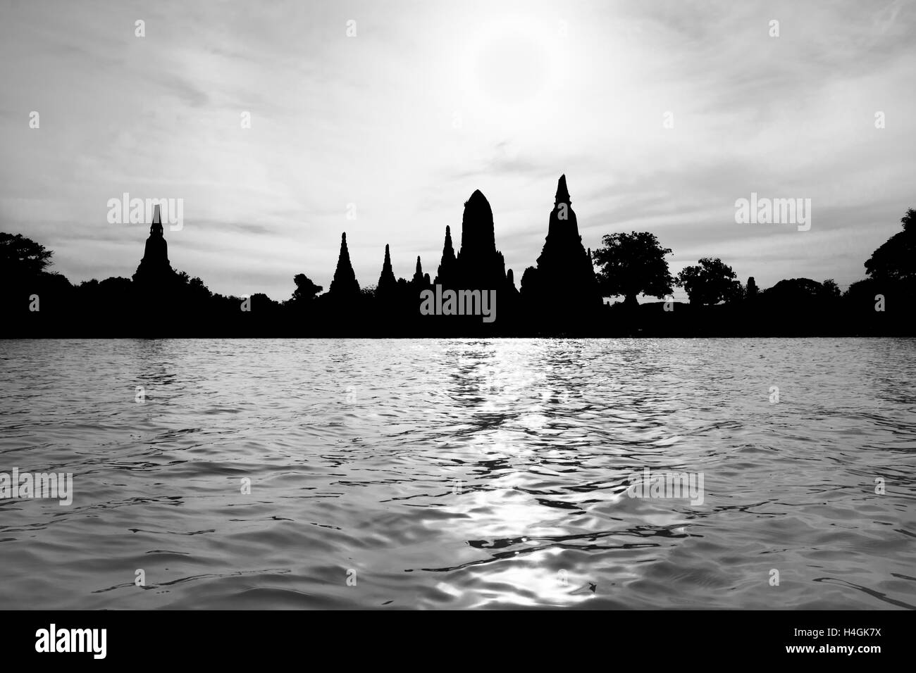 La pagode de silhouette en arrière et en Thaïlande pour le fond blanc Banque D'Images