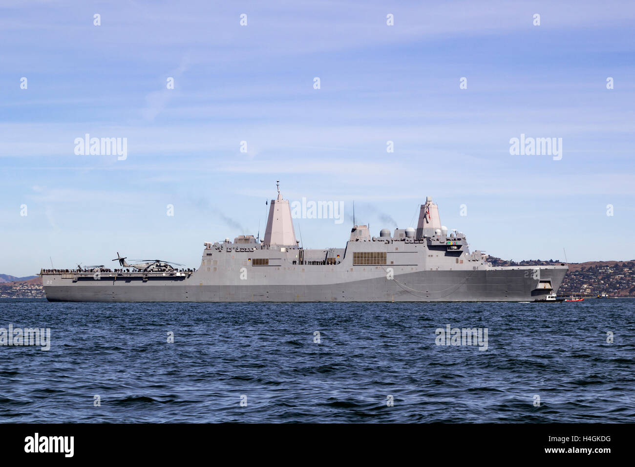 USS San Diego (LPD-22), un San Antonio-classe de transport amphibie Dock, entre dans la baie de San Francisco avec son équipage le long de la rampe. Banque D'Images
