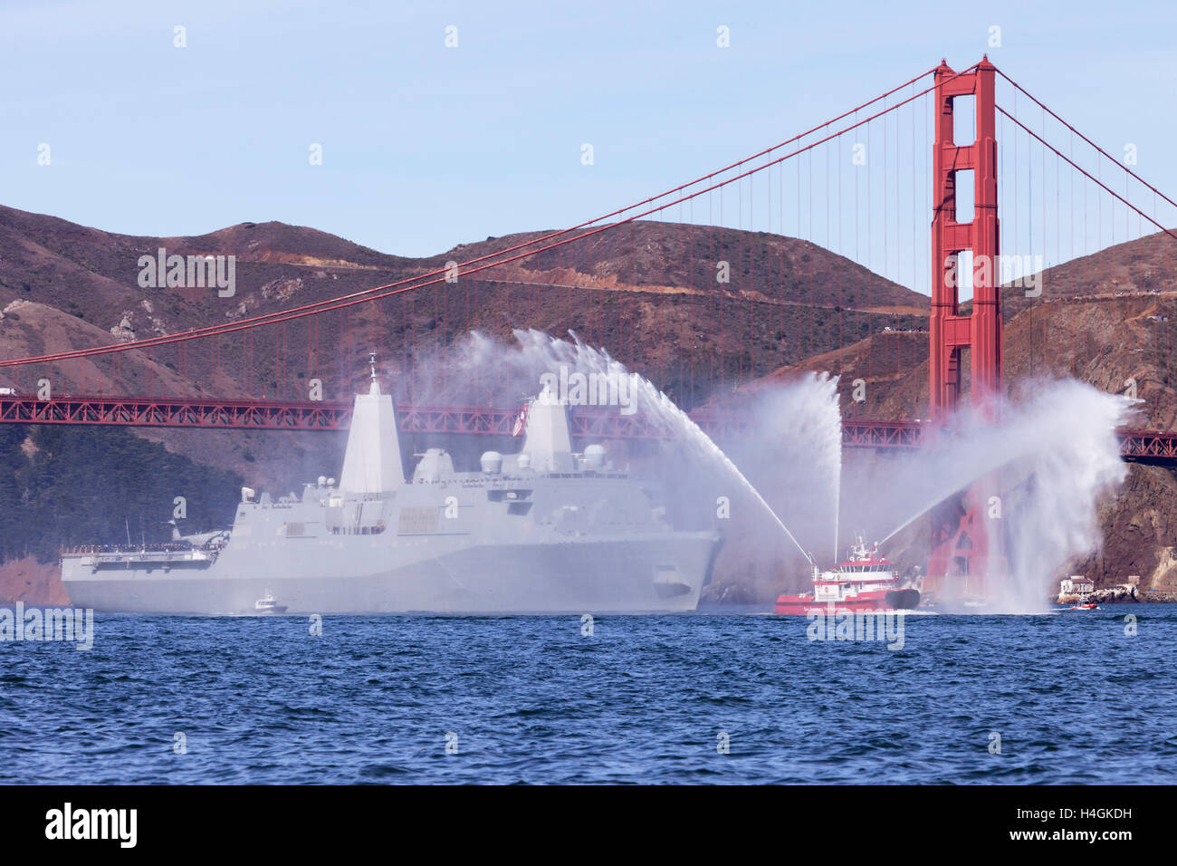 USS San Diego (LPD-22), un San Antonio-classe de transport amphibie Dock, est conduit dans la baie de San Francisco. Banque D'Images