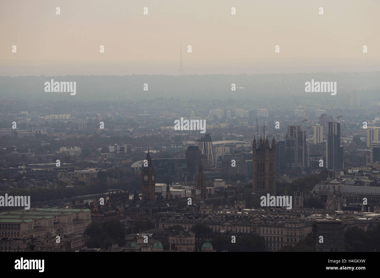 Une vue de la tour de transmission de Crystal Palace, actuellement connue sous le nom de Arqiva Crystal Palace, vu de la BT Tower, à Londres. Banque D'Images