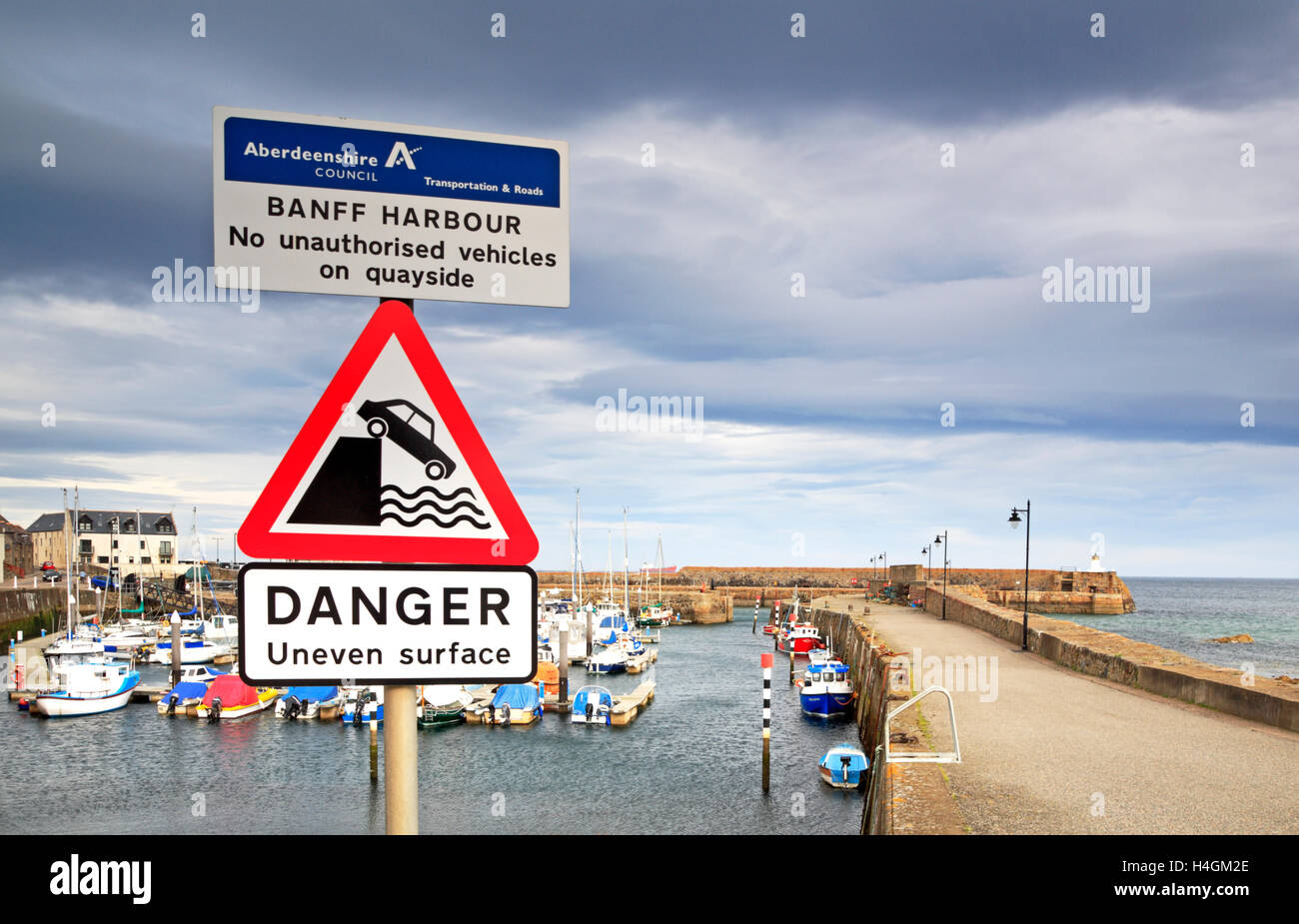 Signes d'avertissement par le port de plaisance et des murs à Banff, Aberdeenshire, Ecosse, Royaume-Uni. Banque D'Images