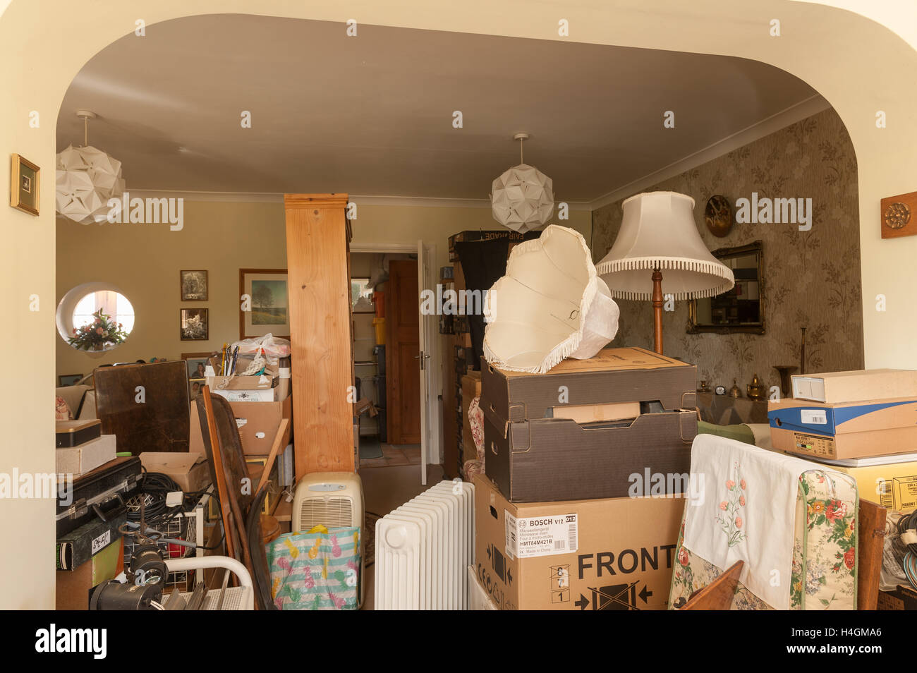Un déménagement et le chaos qu'elle crée à l'intérieur de boîtes avec paniers un peu partout et pas de place pour déplacer in livingroom Banque D'Images