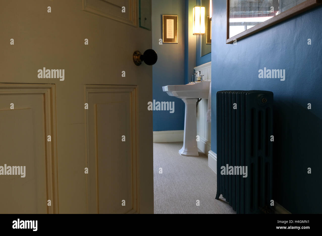 Salle de bains à l'ancienne vue à travers une porte Banque D'Images