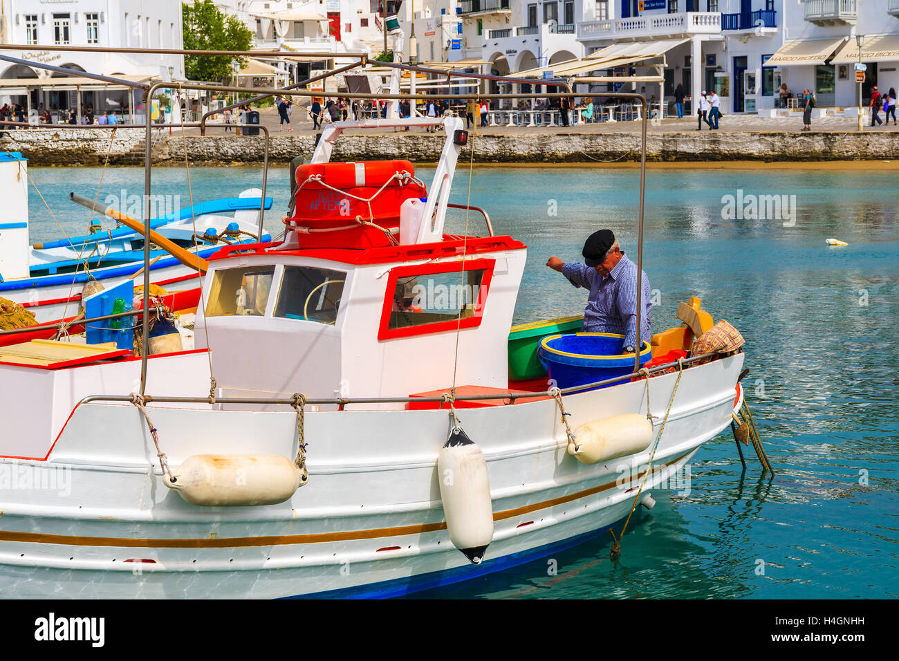 L'île de Mykonos, Grèce - 14 MAI 2016 : pêcheur travaillant sur un bateau de pêche dans le port de Mykonos, l'île de Mykonos, en Grèce. Banque D'Images