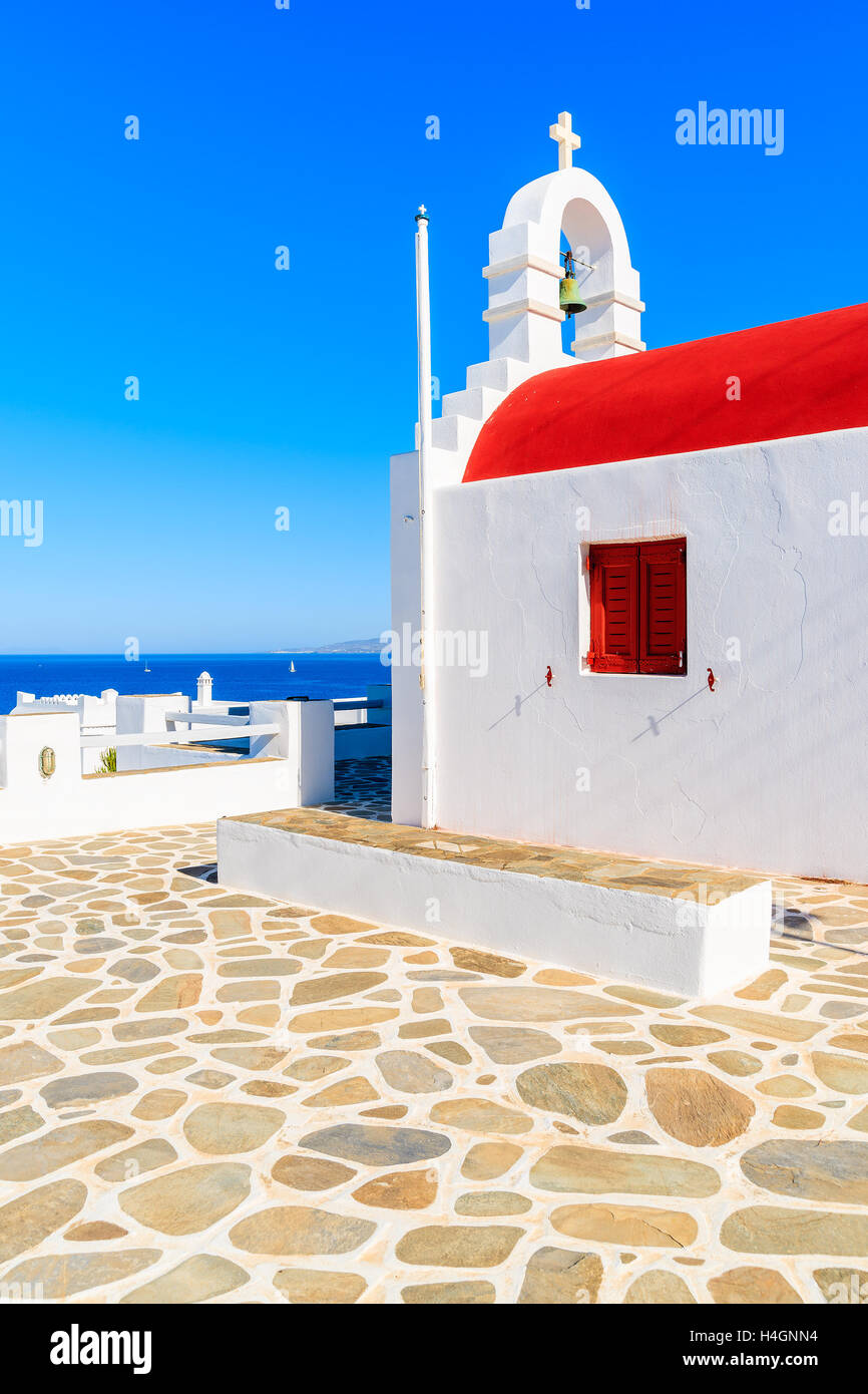 Église traditionnelle au toit rouge sur l'île de Mykonos, Cyclades, Grèce Banque D'Images