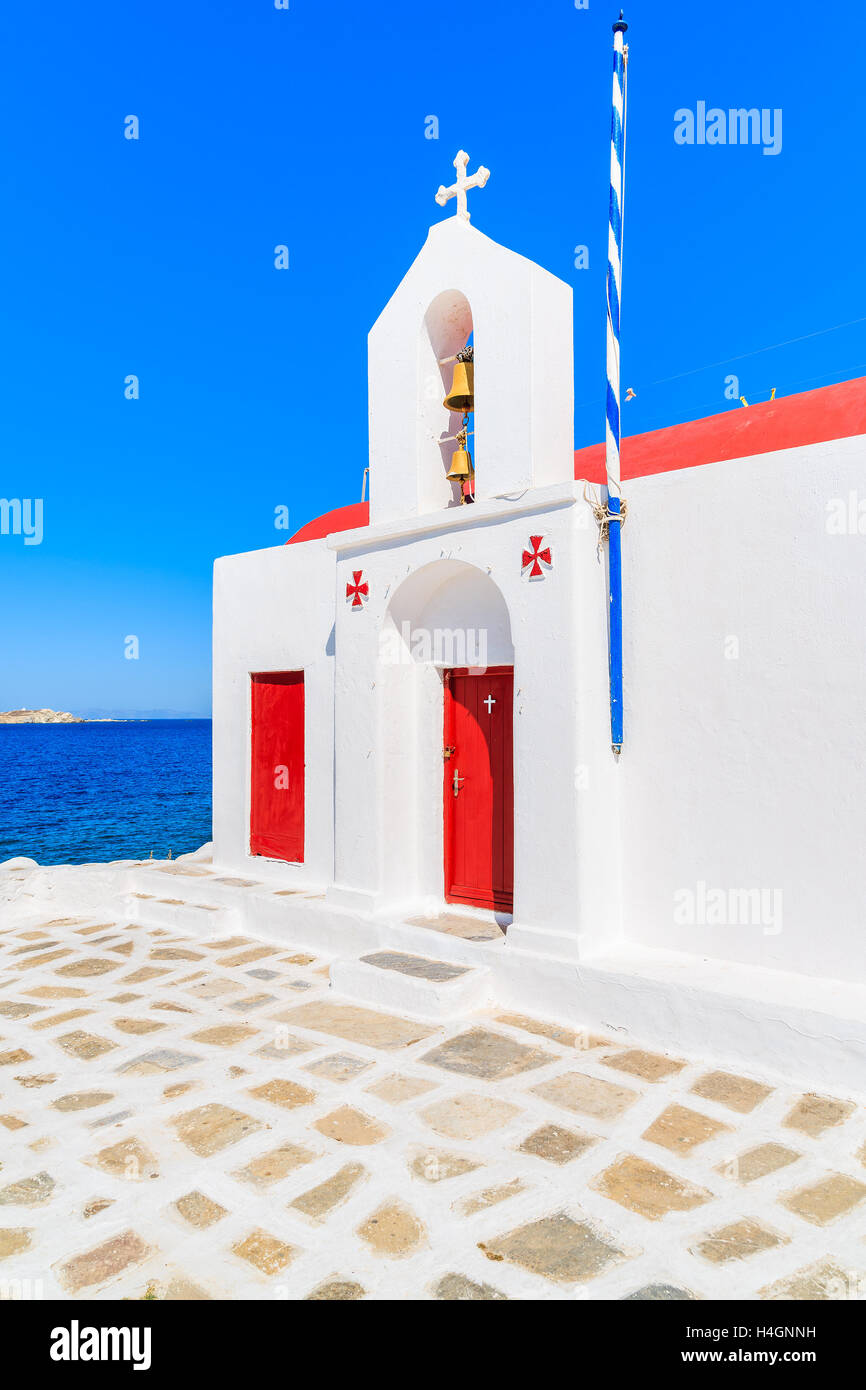 Une église traditionnelle avec portes rouges sur l'île de Mykonos, Cyclades, Grèce Banque D'Images