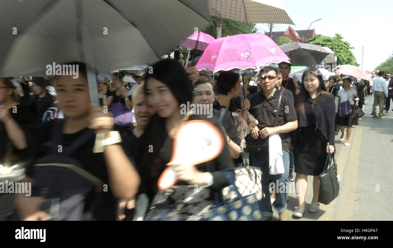 Les thaïlandais à pied dans le Grand Palais pour rendre hommage à feu le Roi Bhumibol Adulyadej à Bangkok, Thaïlande. Le roi Bhumibol Adulyadej de Thaïlande, le plus long au monde-monarque régnante, est décédé à l'âge de 88 ans dans l'hôpital Siriraj de Bangkok le jeudi après ses 70 ans de règne. Premier ministre Prayut Chan-ocha a fait une déclaration en Thaïlande tiendra une période de deuil d'un an que le Prince héritier Maha Vajiralongkorn a confirmé qu'il allait accomplir son devoir en tant qu'héritier du trône. Banque D'Images