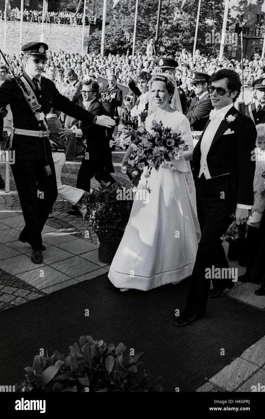 La princesse Christina et Tosse Magnusson quitte l'église du château après la cérémonie du mariage 1974 Banque D'Images