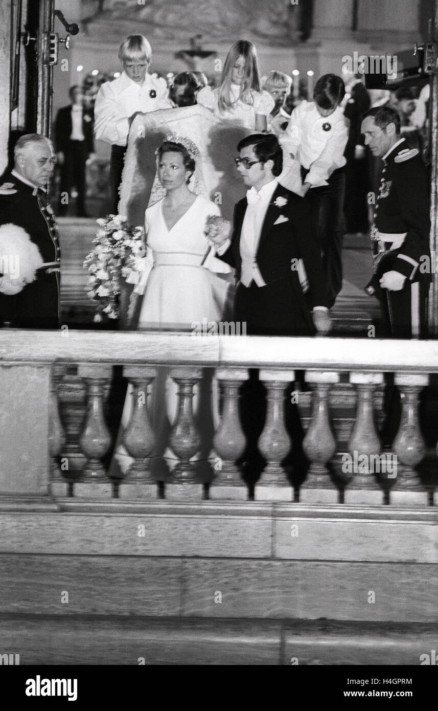 La princesse Christina et Tord Magnusson quitte l'église à Stockholm Palace après la cérémonie du mariage 1974 Banque D'Images