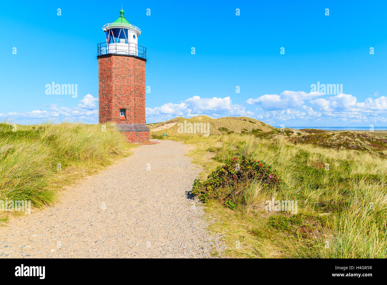 Phare sur dune de sable contre le ciel bleu avec des nuages blancs sur la côte nord de l'île de Sylt près de Kampen village, Allemagne Banque D'Images