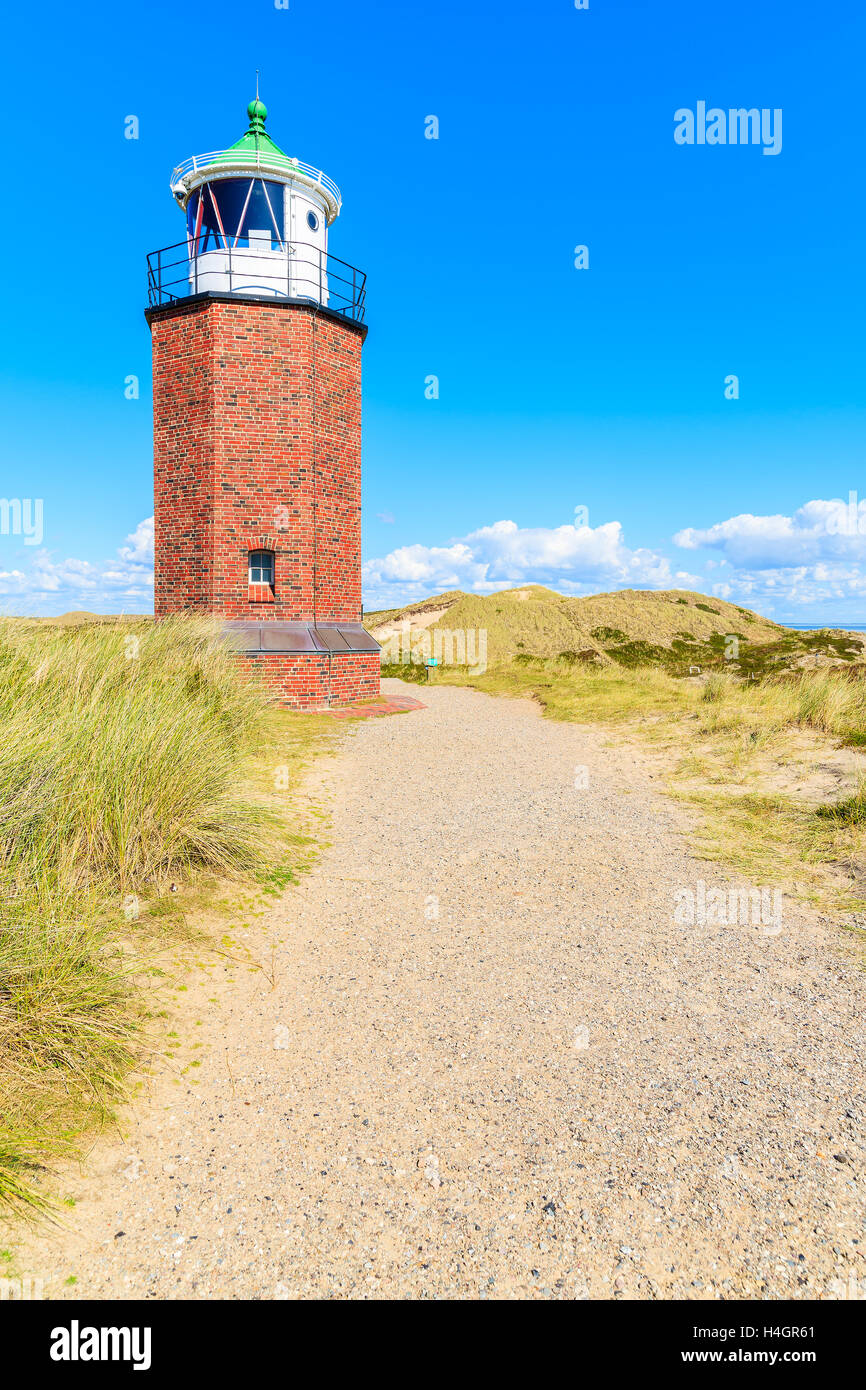 Phare sur dune de sable contre le ciel bleu avec des nuages blancs sur la côte nord de l'île de Sylt près de Kampen village, Allemagne Banque D'Images