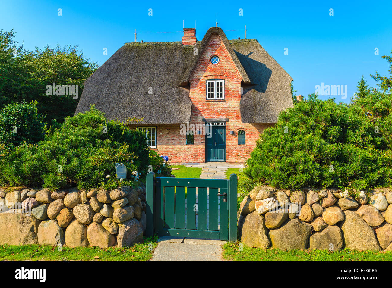 Maison en brique rouge typique frison avec toit de paille à Kampen village sur l'île de Sylt, Allemagne Banque D'Images