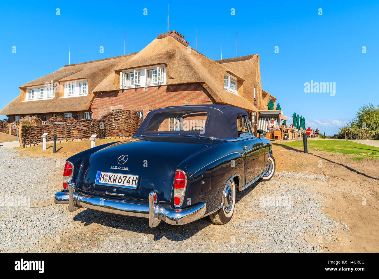L'île de Sylt, ALLEMAGNE - SEP 9, 2016 : classic Mercedes Benz voiture garée en face de restaurant typique bâtiment près de Morsum village Banque D'Images