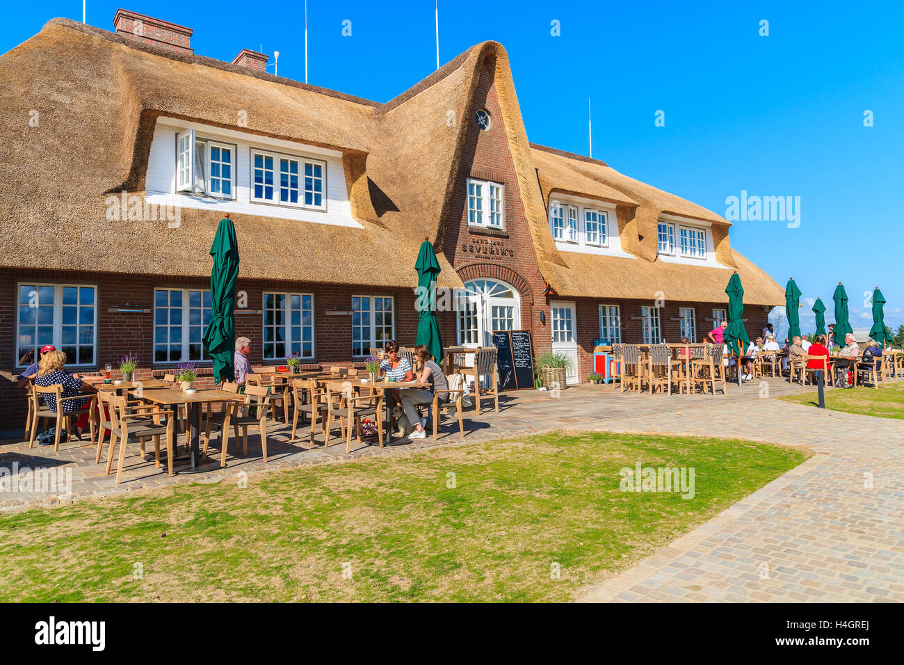 L'île de Sylt, ALLEMAGNE - Sep 11, 2016 : les gens à manger sur terrasse de restaurant typique frison qui est situé près de Morsum falaise. Banque D'Images