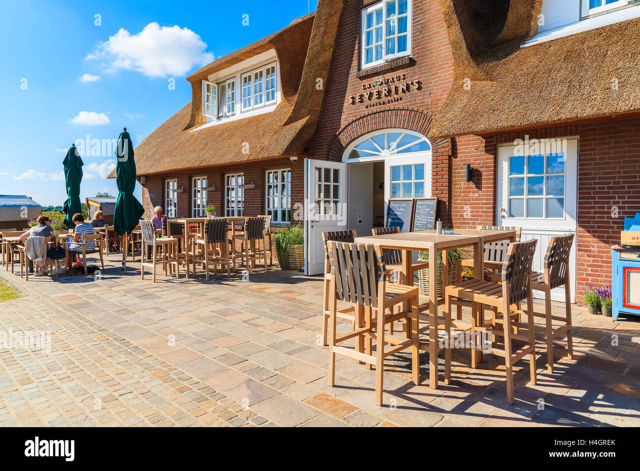 L'île de Sylt, ALLEMAGNE - Sep 11, 2016 : les chaises et les tables en terrasse dans un restaurant typique frison qui est situé près de Morsum cli Banque D'Images