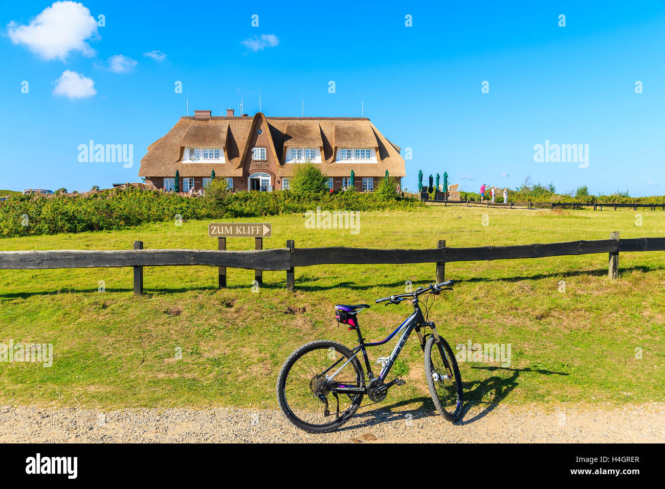 L'île de Sylt, ALLEMAGNE - SEP 9, 2016 : le vélo sur piste vers les falaises de Monsur avec restaurant typique des capacités en pré vert dans la zone de Banque D'Images