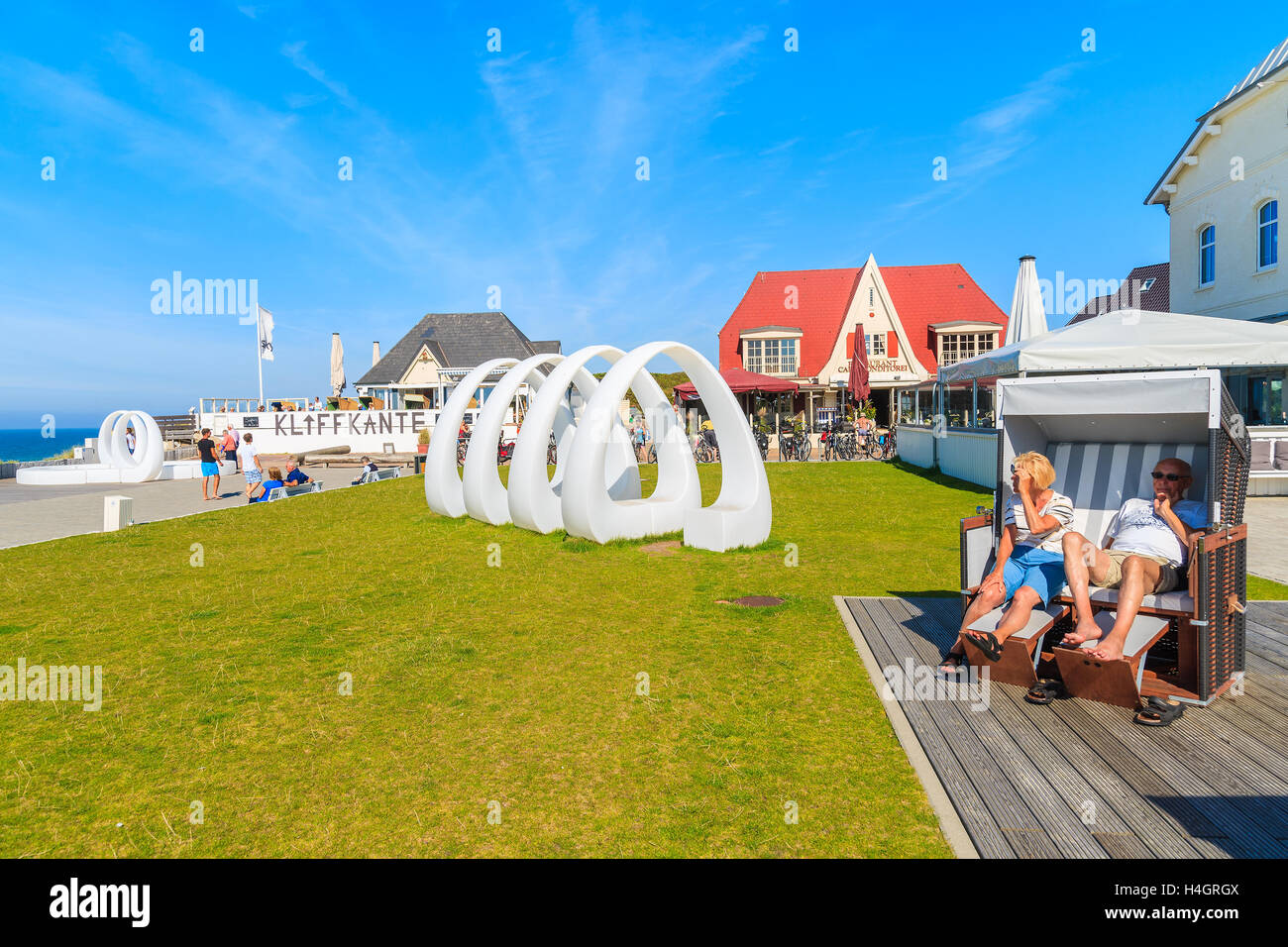 L'île de Sylt, ALLEMAGNE - 10 SEP 2016 : couple relaxing in chaise de plage sur la promenade côtière en Wenningstedt village. Banque D'Images