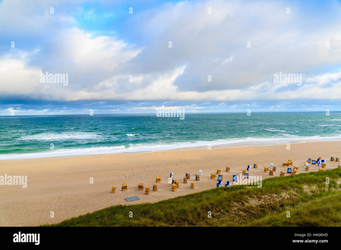 Des chaises sur la plage de sable de Wenningstedt au lever du soleil, de la mer du Nord, l'île de Sylt, Allemagne Banque D'Images