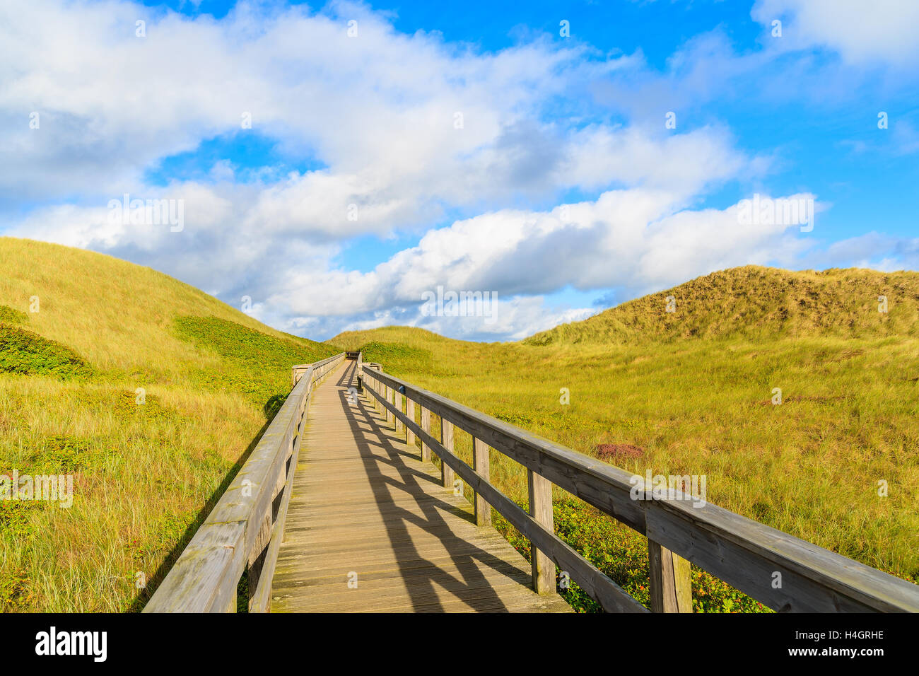 Passerelle en bois de la plage entre les dunes de sable sur l'île de Sylt, Allemagne Banque D'Images